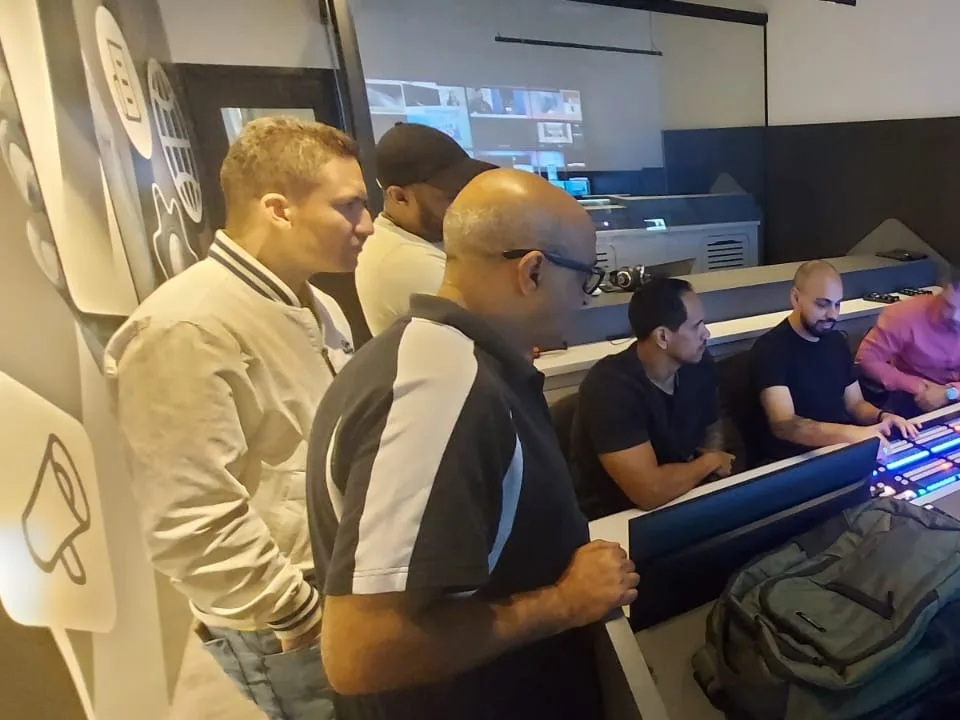 Equipe técnica acompanhando a integração dos sistemas de operação e transmissão.