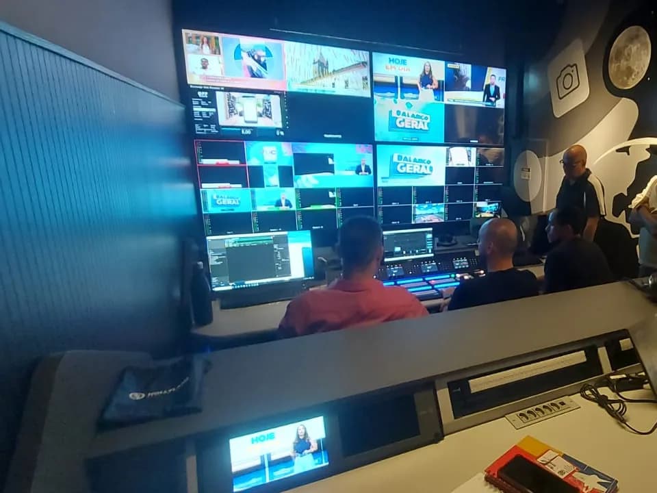 Master control com monitoramento simultâneo de todos os canais e sinais do grupo.