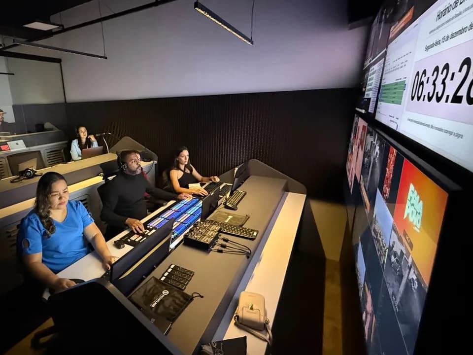 Régie de transmissão ao vivo, coordenando a grade diária de TV, rádio e digital.