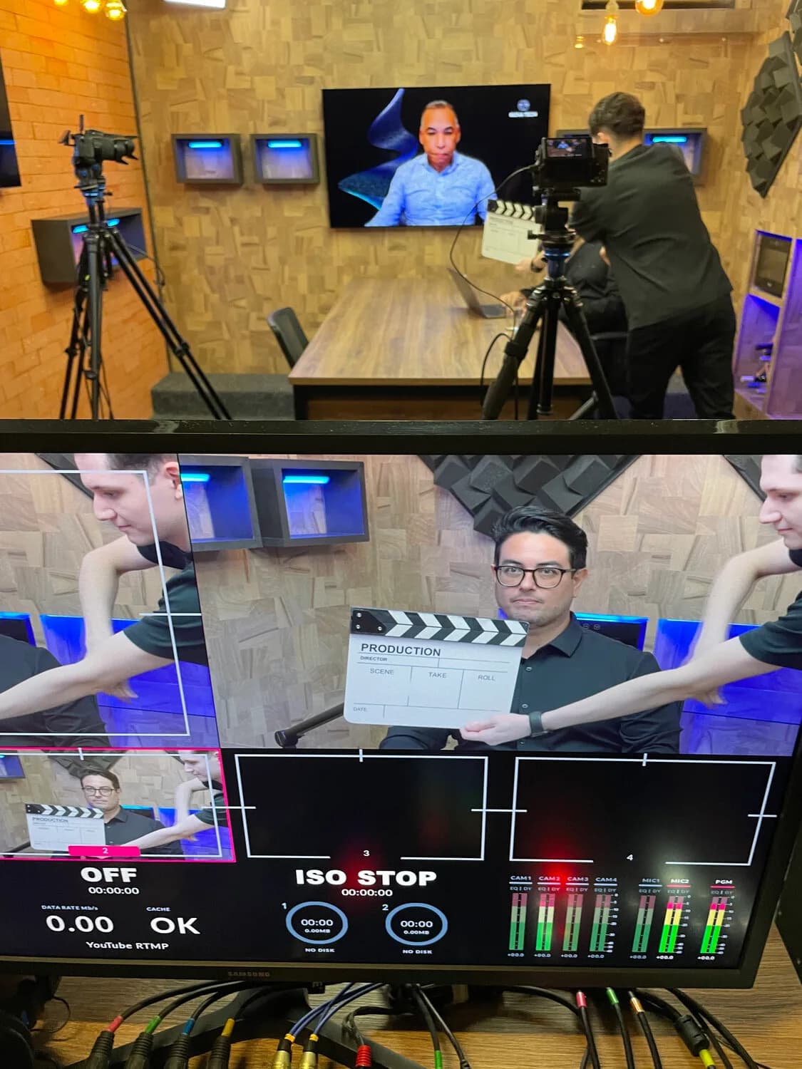 Gravação do Vibbracast, bastidores do estúdio com Joás Andrade na tela