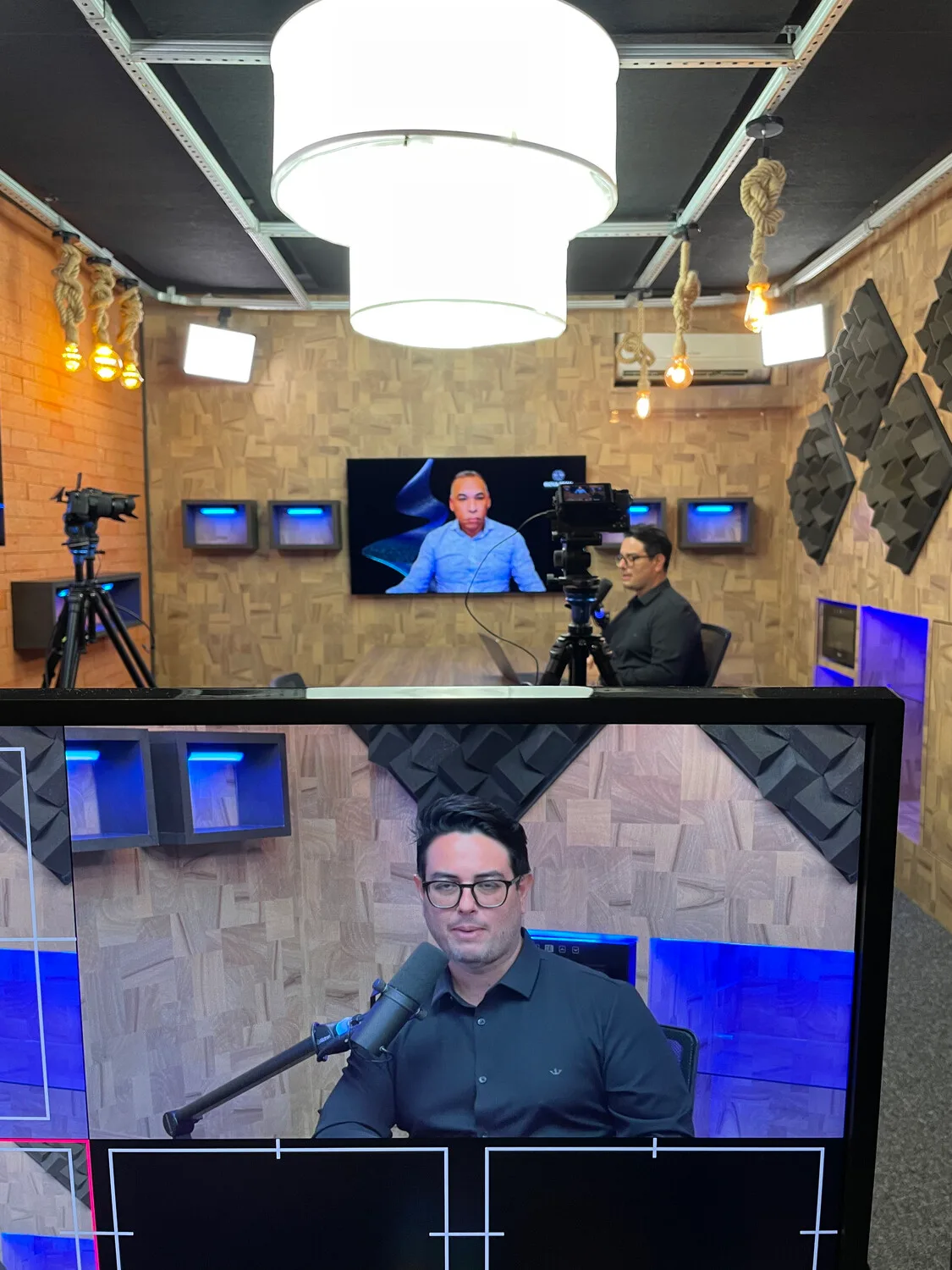 Monitor de transmissão ao vivo mostrando múltiplos ângulos da gravação